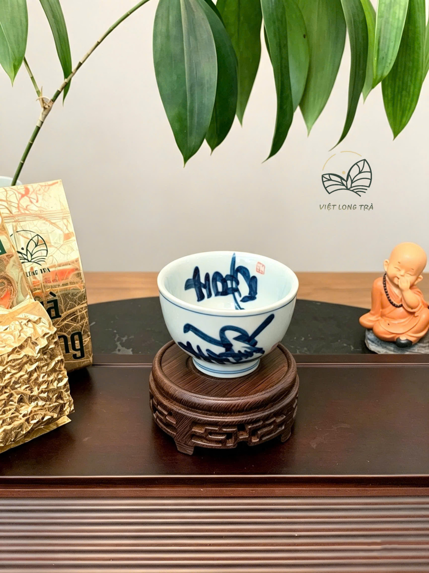CHÉN CHỦ UỐNG TRÀ THANH HOA VẼ TAY THƯ PHÁP 105ML - CHÉN THỦ CÔNG - SỨ MEN XANH TRẮNG