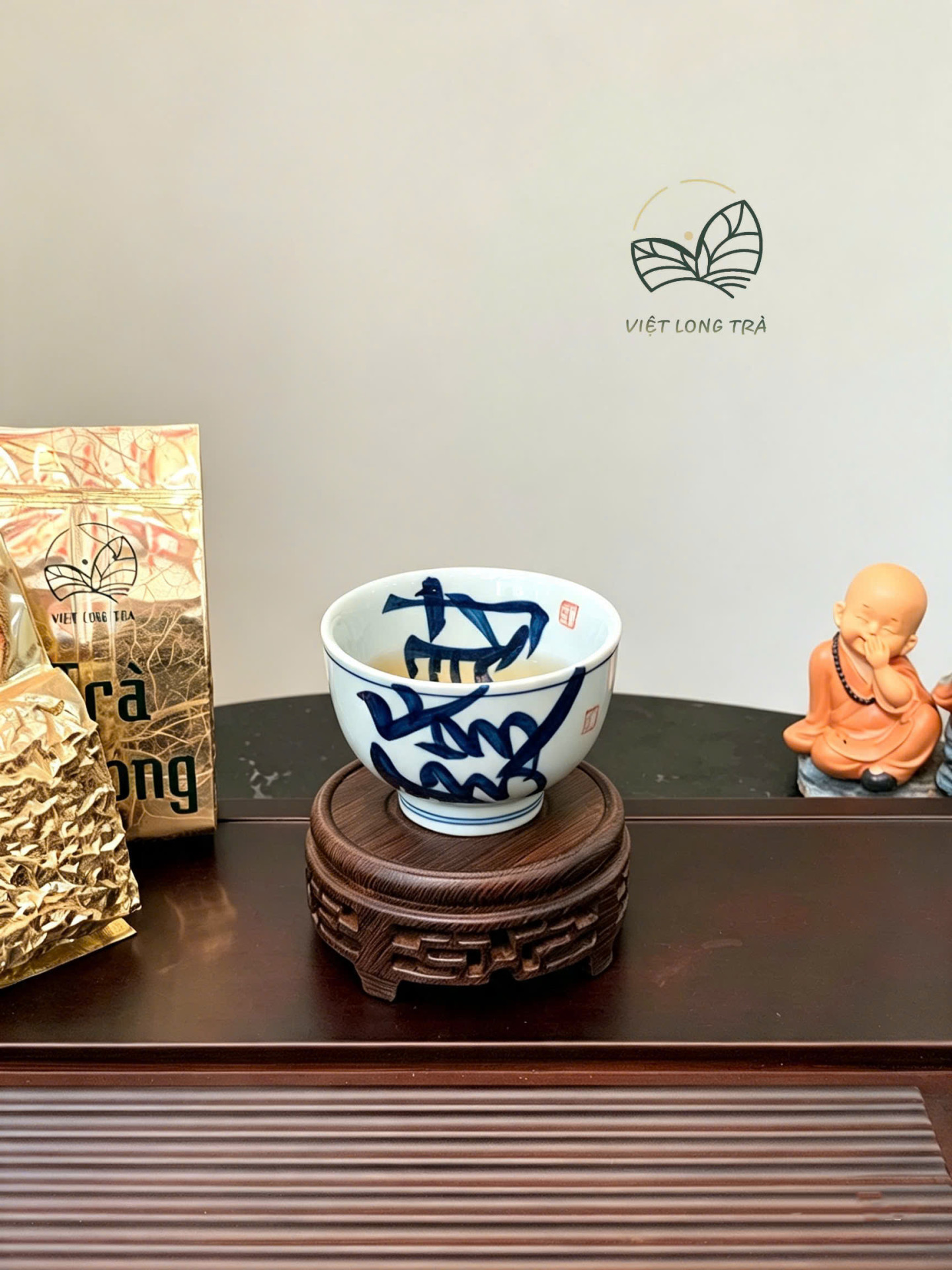 CHÉN CHỦ UỐNG TRÀ THANH HOA VẼ TAY THƯ PHÁP 105ML - CHÉN THỦ CÔNG - SỨ MEN XANH TRẮNG
