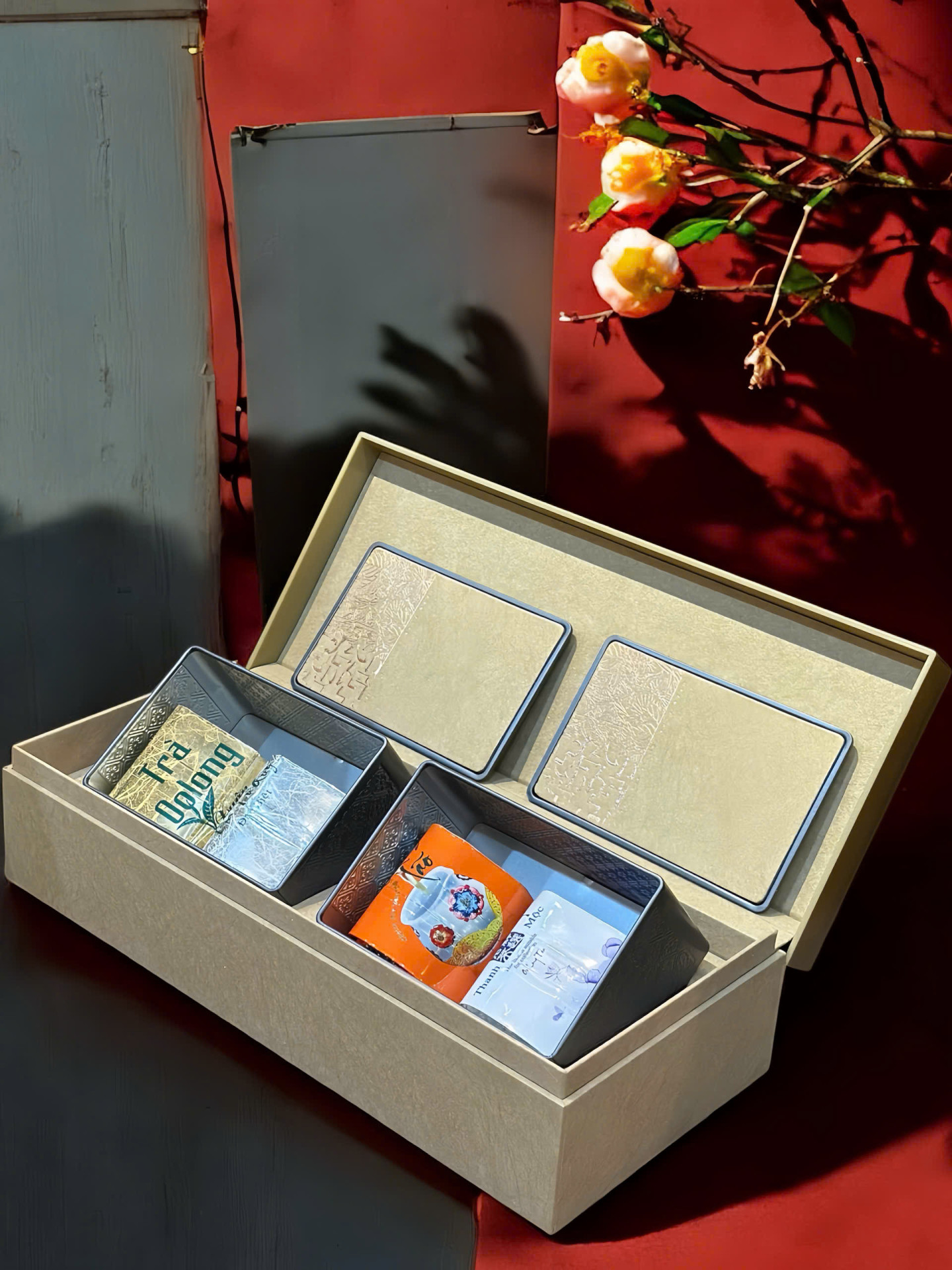 HỘP TRÀ QUÀ TẶNG MÀU BE ÁNH KIM SANG TRỌNG (CHƯA BAO GỒM TRÀ)