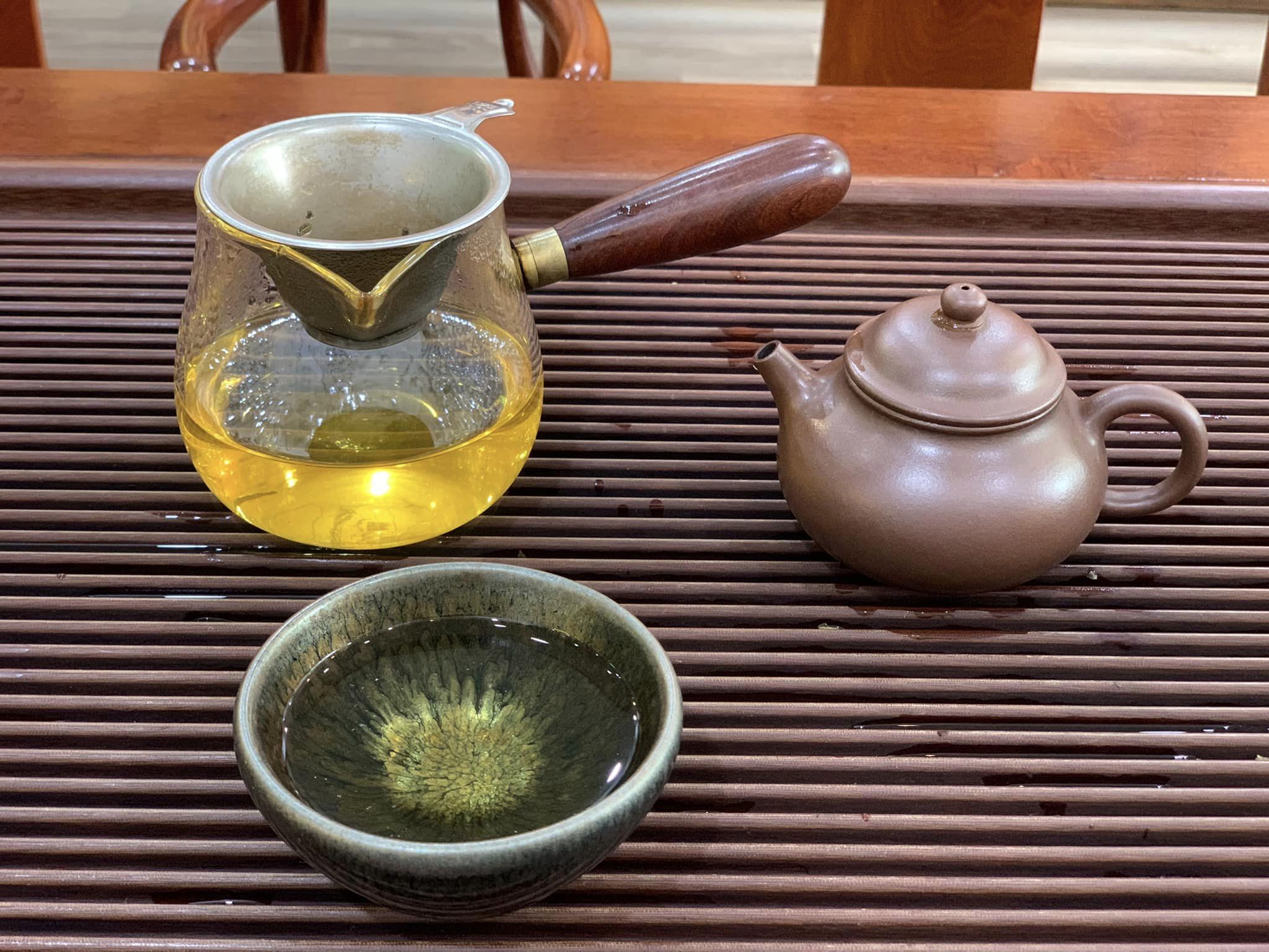 rót trà ra chén thưởng thức