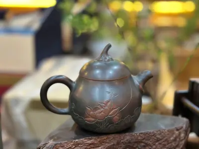 EGGPLANT-SEGMENT TEAPOT WITH LOTUS AND DRAGONFLY IN QINZHOU NIXING CERAMIC - 250ML - ARTISAN ZHU YONGKAO - HANDMADE TEAPOT