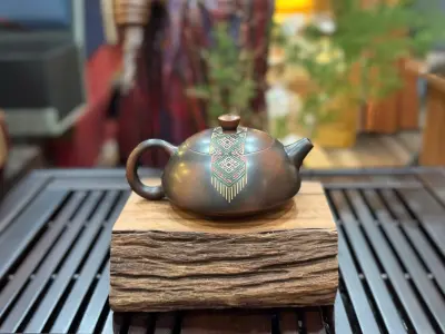 HANDMADE BÁN NGUYỆT TEAPOT WITH BROCADE PATTERN - NIXING CERAMIC FROM QINZHOU - ZENG SHIJUN