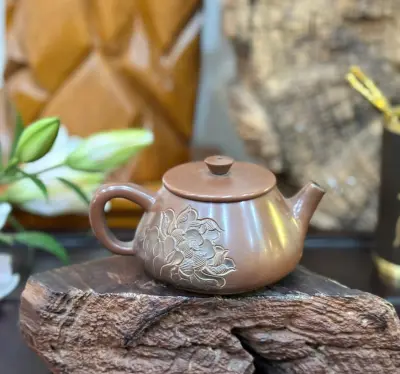 SHIPIAO TEAPOT IN NIXING CERAMIC FROM QINZHOU WITH LOTUS - CAPACITY 175ML - ZENG SHIJUN