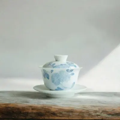 RELIEF-CARVED PORCELAIN GAIWAN "QINGHUA PEONY" - HAND-PAINTED MOTIF - 140ML CAPACITY