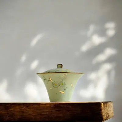 CLASSIC WHITE CHRYSANTHEMUM PORCELAIN GAIWAN - HAND-PAINTED BY HAND - 120ML CAPACITY