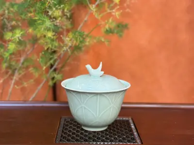BLUE LOTUS PORCELAIN GAIWAN - HANDMADE - 115ML CAPACITY