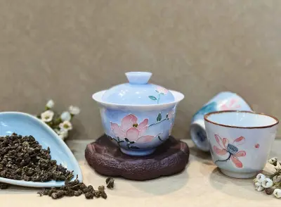 HAND-PAINTED PORCELAIN GAIWAN, RED LOTUS IN BLUE - CAPACITY 150ML - HANDMADE