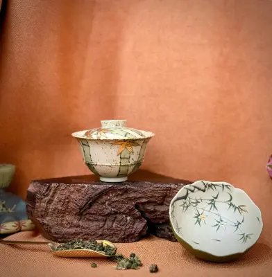 GAIWAN WITH HAND-PAINTED GILDED BAMBOO FOREST - RED FLINT STYLE - CAPACITY 90ML