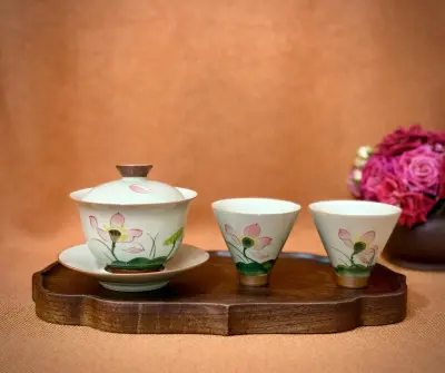 PORCELAIN GAIWAN SET WITH HAND-PAINTED LOTUS MOTIF, 4 PIECES - GAIWAN