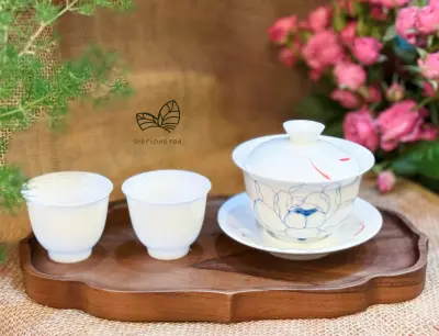 PORCELAIN GAIWAN WITH HAND-PAINTED LOTUS AND FISH MOTIF - CAPACITY 120ML - GAIWAN