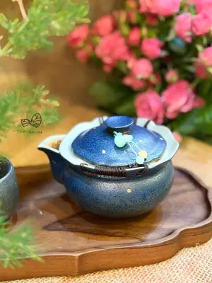 METALLIC BLUE CERAMIC GAIWAN WITH JADE GOURD ORNAMENT - CAPACITY 200ML - GAIWAN