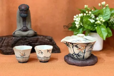 GAIWAN WITH GILDED BAMBOO MOTIF - RED FLINT STYLE - CAPACITY 130ML