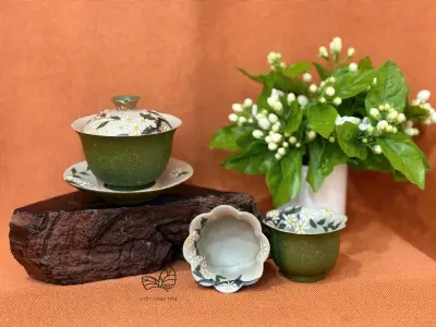 SANCAI GAIWAN WITH HAND-PAINTED CHRYSANTHEMUM MOTIF - RELIEF-CARVED CERAMIC - 100ML - GAIWAN