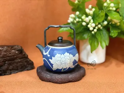 CERAMIC TEAPOT WITH HAND-PAINTED PEONY MOTIF - HONEYCOMB FILTER - CAPACITY 125ML