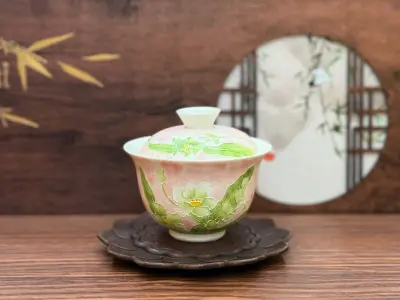 WHITE MINERAL STONE GAIWAN WITH BLUE LOTUS CARVED ON A PINK GROUND - 120ML - GAIWAN