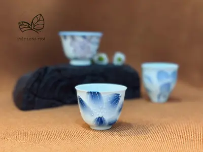PORCELAIN CUP FOR FINE TEA - 40ML - HAND-PAINTED LOTUS MOTIF