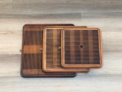 Square Slatted Tea Tray "Auspicious Clouds" — Smoked Bamboo — Medium Size 32.5 × 32.5 × 4 cm