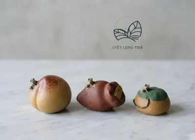 PET BÀN TRÀ QUẢ ĐÀO – TÚI TIỀN – ẾCH TRÊN LÁ SEN ĐIỂM NHẤN PHONG THỦY CHO KHÔNG GIAN THƯỞNG TRÀ