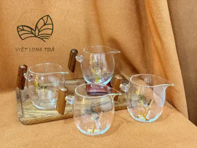 TỐNG TRÀ THỦY TINH TRONG SUỐT CÓ CÁN GỖ - 420ML - DỤNG CỤ TRÀ ĐẠO ĐẸP