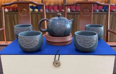 XISHI TEAPOT SET, BRONZE DRUM MOTIF — 4 CUPS