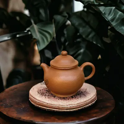 ZISHA TEAPOT WITH INLAID-LINE DETAIL IN ZHUNI CLAY - 220ML - ARTISAN ZENG LINJUAN