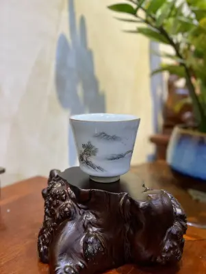 PREMIUM HAND-PAINTED JINGDEZHEN PORCELAIN CUP — LANDSCAPE MOTIF — CAPACITY 110ML