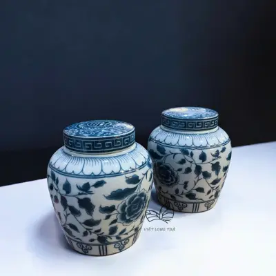 JINGDEZHEN PORCELAIN TEA CADDY WITH BLUE PEONY MOTIF - CAPACITY 800ML